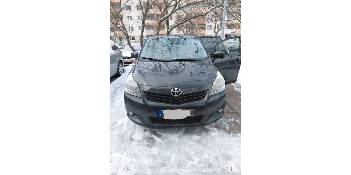 Toyota Corolla Verso 169.000 km 7.500 &euro; Halle (Saale) 06122
